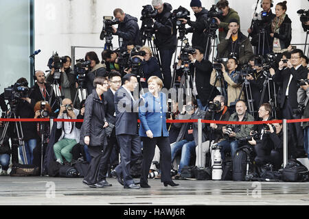 Merkel empfängt den chinesischen PM Li Keqiang Stockfoto