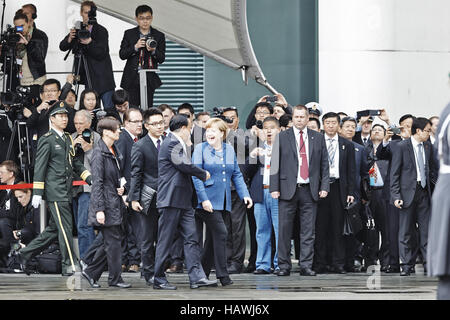 Merkel empfängt den chinesischen PM Li Keqiang Stockfoto