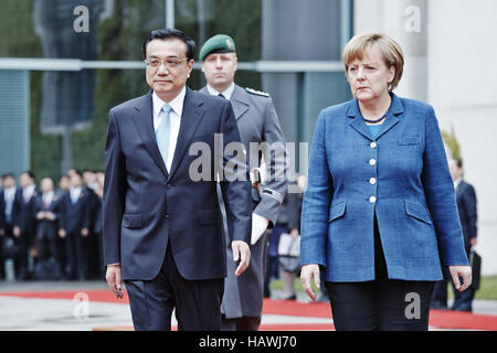 Merkel empfängt den chinesischen PM Li Keqiang Stockfoto