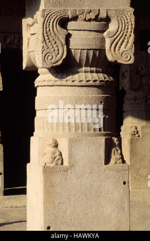 Höhle Nr. 16: Kailasa-Tempel, Säule Detail, Ellora, Aurangabad, Maharashtra, Indien Stockfoto