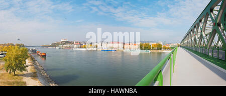 BRATISLAVA, Slowakei, Oktober - 27, 2016: Das Panorama mit den Brücken, Waterfront, Dom und Schloss. Stockfoto