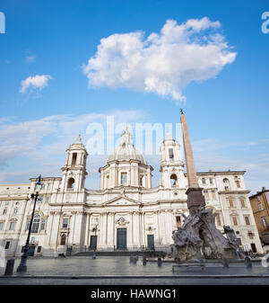 Rom - Piazza Navona Morgen und Fontana dei Fiumi von Bernini und Ägypter Obelisk und Santa Agnese in Agone Kirche Stockfoto