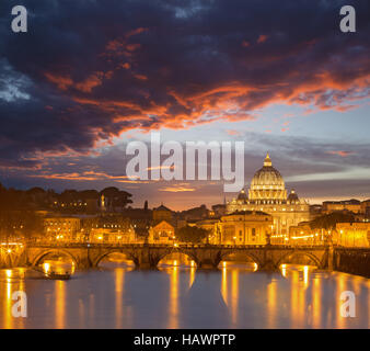 Rom - Engel zu überbrücken und St. Peters Basilika in roten Abenddämmerung Stockfoto