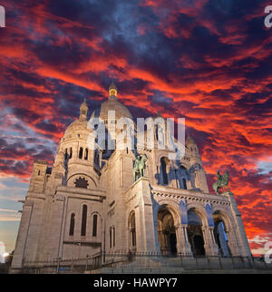 Paris - die Kirche Sacre-Coeur in roten Abenddämmerung. Stockfoto