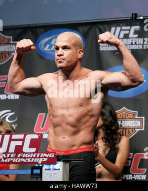 Tito Ortiz bei UFC 106 wiegen-ins im Mandalay Events Center am 20. November 2009 in Las Vegas, Nevada. Bildnachweis: Francis Specker Stockfoto