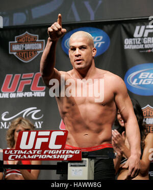 Tito Ortiz bei UFC 106 wiegen-ins im Mandalay Events Center am 20. November 2009 in Las Vegas, Nevada. Bildnachweis: Francis Specker Stockfoto