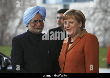 Merkel begrüßt Singh, indischer Premierminister Stockfoto