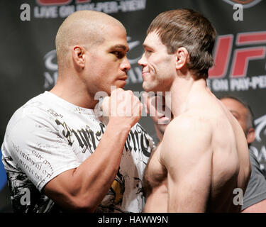 Tito Ortiz, links, und Forrest Griffin in der UFC 106 wiegen-ins im Mandalay Events Center am 20. November 2009 in Las Vegas, Nevada. Bildnachweis: Francis Specker Stockfoto