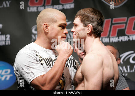 Tito Ortiz, links, und Forrest Griffin in der UFC 106 wiegen-ins im Mandalay Events Center am 20. November 2009 in Las Vegas, Nevada. Bildnachweis: Francis Specker Stockfoto