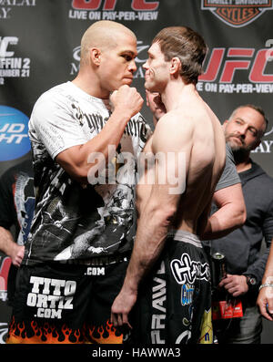 Tito Ortiz, links, und Forrest Griffin in der UFC 106 wiegen-ins im Mandalay Events Center am 20. November 2009 in Las Vegas, Nevada. Bildnachweis: Francis Specker Stockfoto