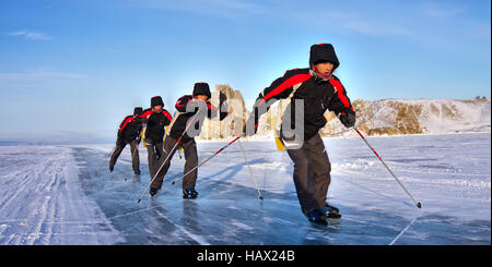 Schlittschuhläufer auf dem Eis von See Baikal Olchon. Stockfoto