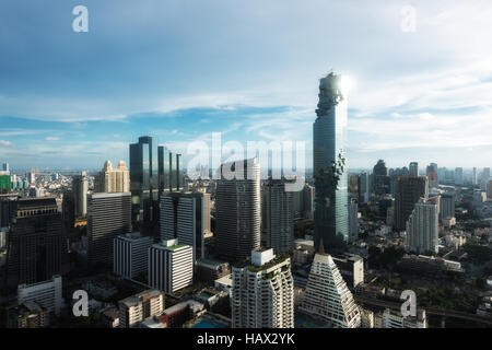 Luftaufnahme von Bangkok modernen Bürogebäuden, Eigentumswohnung in Bangkoks Innenstadt mit Sonnenuntergang Himmel, Bangkok, Thailand Stockfoto