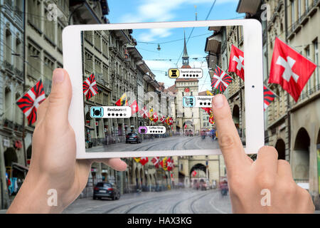 Hand, die Smartphone-Nutzung AR-Anwendung relevanten Informationen über die Räume um Kunden zu überprüfen. Bern Stadt im Hintergrund. Augmented-reality Stockfoto