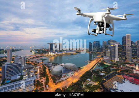 Drone mit hochauflösenden Digitalkamera fliegen über Singapur-Stadt in Marina Bay in Singapur. Stockfoto