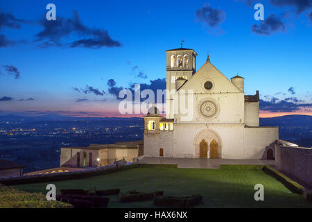 Die päpstliche Basilika San Francesco von Assisi bei Sonnenuntergang (Assisi, Umbrien, Italien) Stockfoto