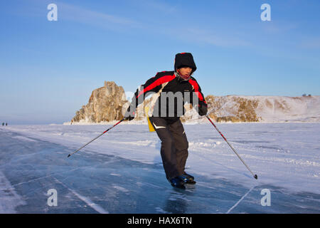 Schlittschuhläufer auf dem Eis von See Baikal Olchon. Stockfoto