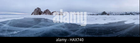 Glattes Eis des Baikalsees in der Nähe von Kap Burchan Olchon. Stockfoto