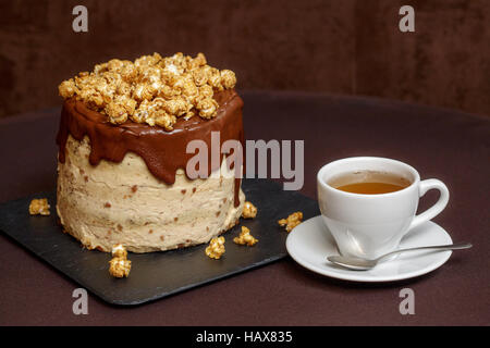 Schokoladenkuchen mit Karamell und Popcorn, Nahaufnahme Stockfoto