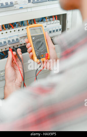 Mit Voltmeter am Sicherungskasten Stockfoto