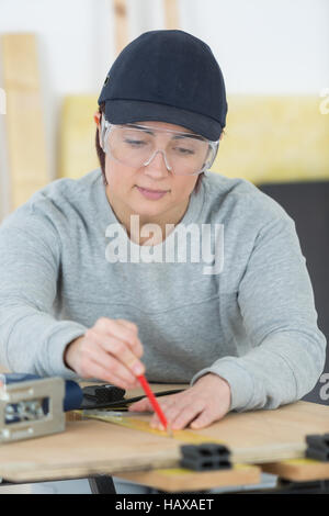 Porträt von glücklich weibliche Schreiner Ausarbeitung neues Projekt in Werkstatt Stockfoto