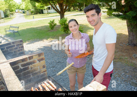 Paar auf einem Grill kochen Stockfoto