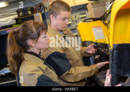 Junge Mechaniker bei der Arbeit Stockfoto