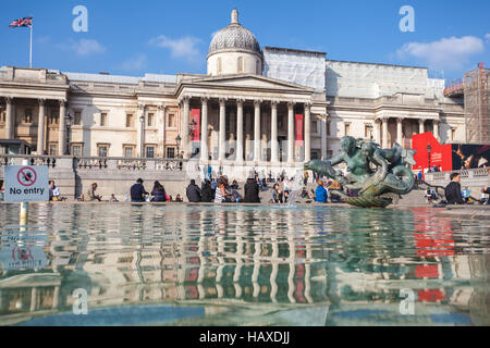 Londoner Trafalgar Square Brunnen mit "Kein Eintrag" Zeichen vor der National Gallery Stockfoto