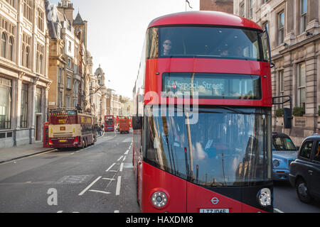 London red Bus mit Liverpool Street Schild Stockfoto