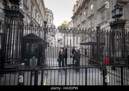 London vier Polizisten am Sicherheitszaun in der Downing Street. Stockfoto