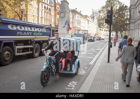 London, Tourist mit einer Fahrradrikscha auf tour Stockfoto