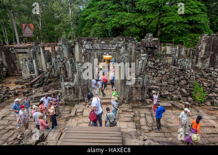 Touristen besuchen die 12. Jahrhundert buddhistische Tempelanlage Angkor Thom in Siem Reap, Kambodscha Ruinen. Stockfoto