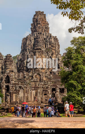 Die alten buddhistischen Tempel Ruinen, Bayon, Angkor Thom Towers über Touristen in Siem Reap, Kambodscha. Stockfoto