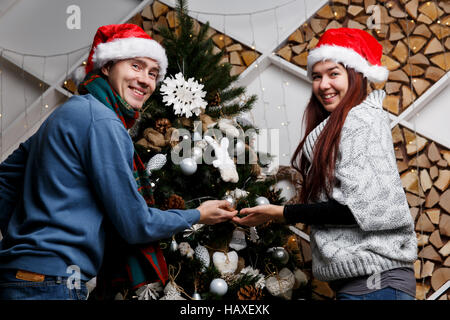 Fröhliches paar schmücken Weihnachten Kiefer Stockfoto