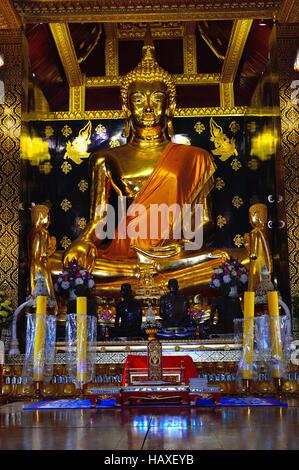 Goldene Buddha-Statue im Wat Phra Sri Ratanamahatha Stockfoto