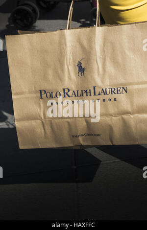 Ralph Lauren Factory Store Papiertüte Stockfoto