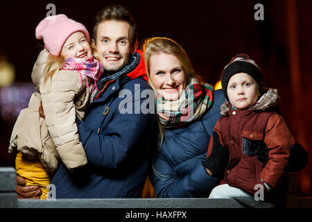 Glückliche Familie auf Winterspaziergang Stockfoto