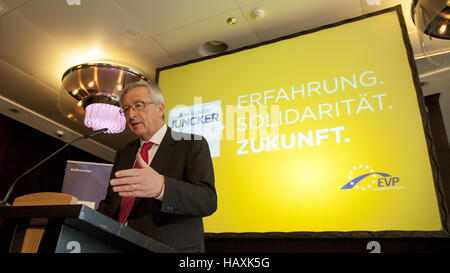 Junker auf Pressekonferenz. Stockfoto