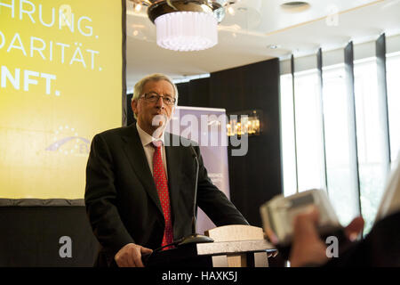 Junker auf Pressekonferenz. Stockfoto