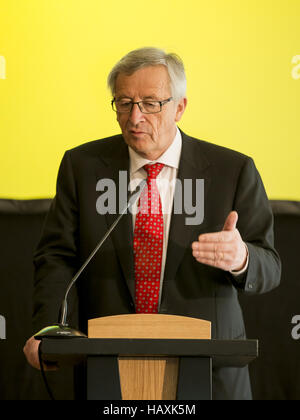 Junker auf Pressekonferenz. Stockfoto