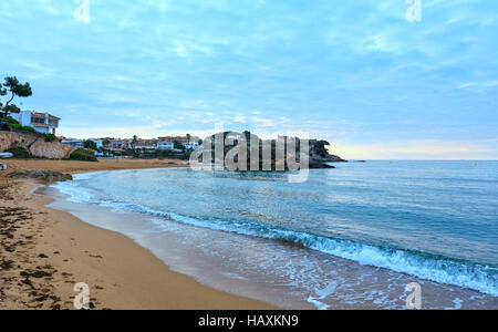 La Fosca Strand Sommermorgen Landschaft mit Burgruine (Sant Esteve de Mar), Palamos, Girona, Costa Brava, Spanien. Stockfoto