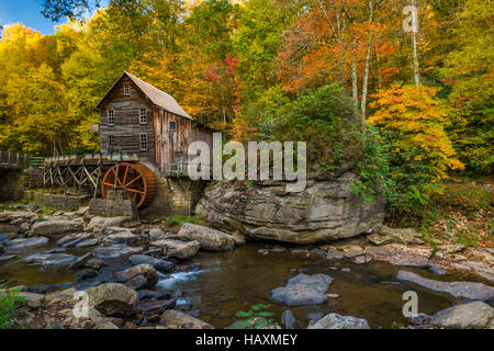 Glade Creek Mahlkorn-Mühle im Herbst an Babcock State Park, West Virginia, USA. Stockfoto