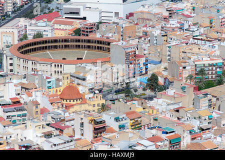 Luftaufnahme der einige Gebäude von Alicante, Spanien mit der Stierkampfarena auf links oben, die Burg Santa Bárbara entnommen Stockfoto