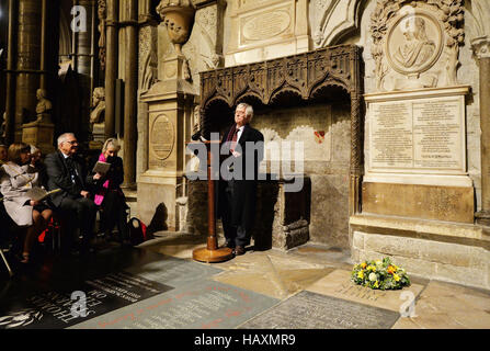 Sir Tom Courtenay liest ein Gedicht in der Nähe des Gedenksteines Dichter Philip Larkin, nachdem es in des Dichters Corner in der Westminster Abbey, central London vorgestellt wurde. PRESS ASSOCIATION Foto Bild Datum: Freitag, 2. Dezember 2016. Bildnachweis sollte lauten: John Stillwell/PA W Stockfoto