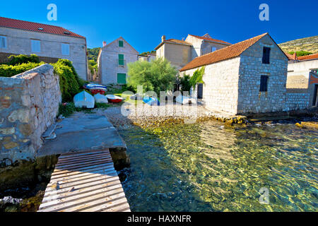 Mittelmeerfischer Stadt Vis Küste und kleiner Strand, Dalmatien, Kroatien Stockfoto