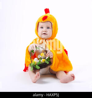 kleine lustige junge Huhn Kostüm Stockfoto