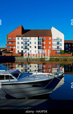 Apartments mit Blick auf den Kanal-Becken der Bridgwater und Taunton Kanal, Bridgwater, Somerset, England UK Stockfoto