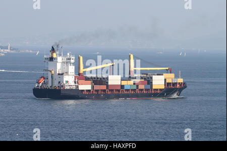 Ein Containerschiff mit Gütern zwischen den Häfen Stockfoto