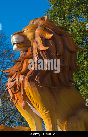 Weihnachten Fest des Lichts in Longleat zum 50-jährigen Jubiläum der Safari Park mit dem Thema der Beatrix Potter feiern. Löwe mit Mähne Stockfoto