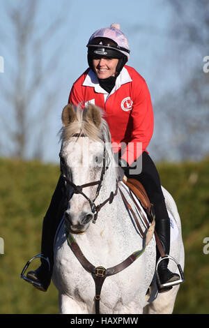 Victoria Pendleton während einer Unterrichtsstunde im Springsport mit Olympia Goldmedaillengewinner Nick Skelton in seinem Ardencote Farm Stables in Warwickshire. Stockfoto