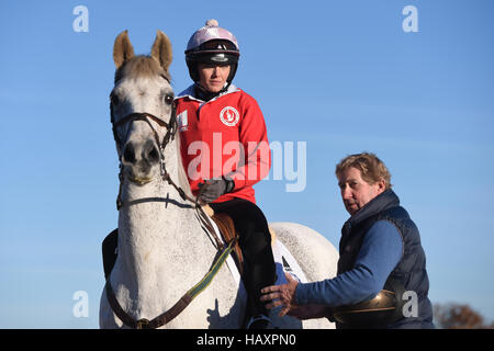 Victoria Pendleton während einer Unterrichtsstunde im Springsport mit Olympia Goldmedaillengewinner Nick Skelton in seinem Ardencote Farm Stables in Warwickshire. Stockfoto